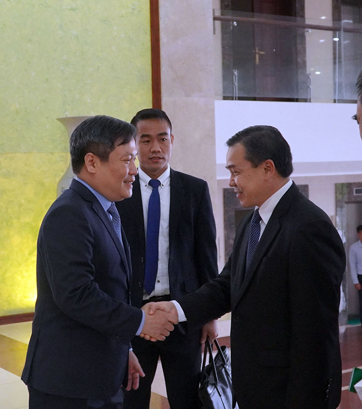 Đồng chí Bí thư Tỉnh ủy Vũ Đại Thắng và ngài Sẻng-Phết Hùng-Bun-Nhuông, Đại sứ đặc mệnh toàn quyền nước CHDCND Lào tại Việt Nam.