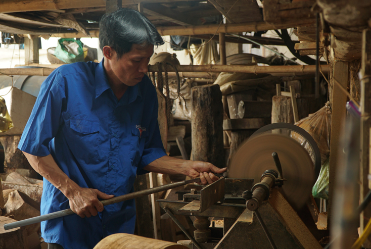 Anh Hoàng Công Tình luôn tích cực chăm chỉ làm việc để vươn lên trong cuộc sống. 