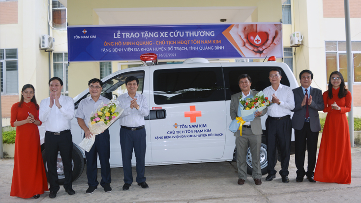 Công ty CP Tôn Nam Kim trao xe cứu thương tặng Bệnh viện đa khoa huyện Bố Trạch.
