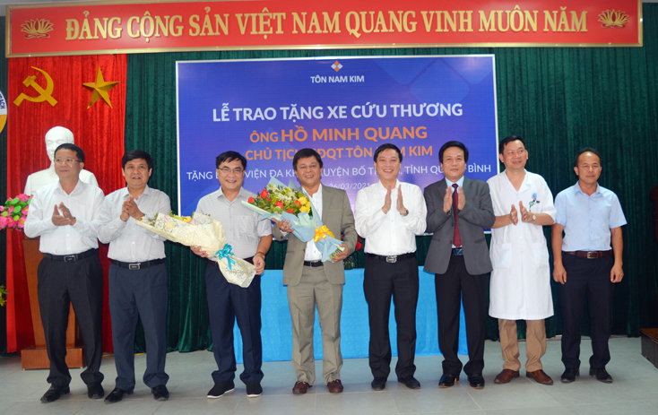  Lãnh đạo huyện Bố Trạch và Bệnh viện đa khoa huyện tặng hoa, cảm ơn ông Hồ Minh Quang, Chủ tịch HĐQT Công ty CP Tôn Nam Kim.