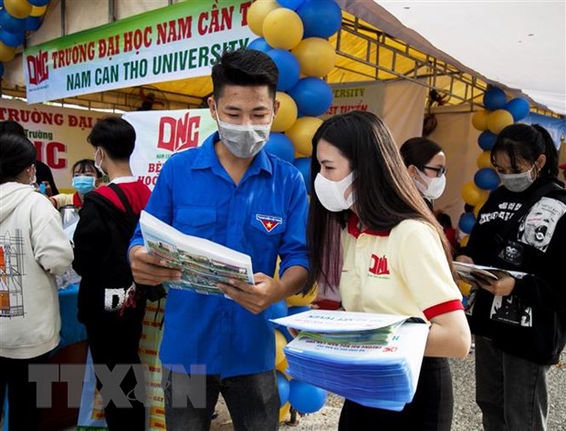 Học sinh Trung học phổ thông tìm hiểu chương trình tuyển sinh của các trường cao đẳng, đại học. (Ảnh: Hồng Đạt/TTXVN)