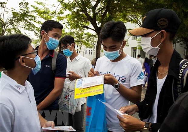 Học sinh Trung học phổ thông tìm hiểu chương trình tuyển sinh của các trường cao đẳng, đại học. (Ảnh: Hồng Đạt/TTXVN)