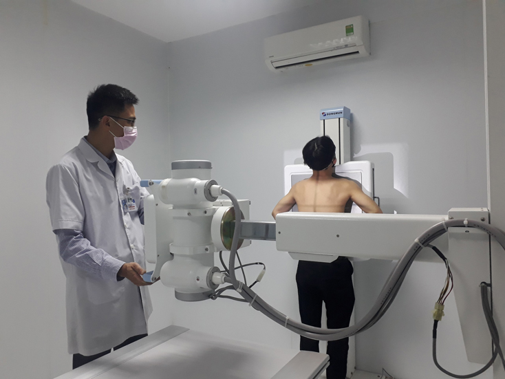 Cán bộ Trung tâm Kiểm soát bệnh tật Chụp X - Quang phổi cho bệnh nhân Lao