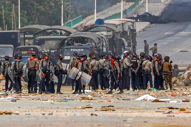  Cảnh sát Myanmar siết chặt an ninh tại quận Hlaingthaya, thành phố Yangon ngày 14-3-2121. (Ảnh: AFP/TTXVN)