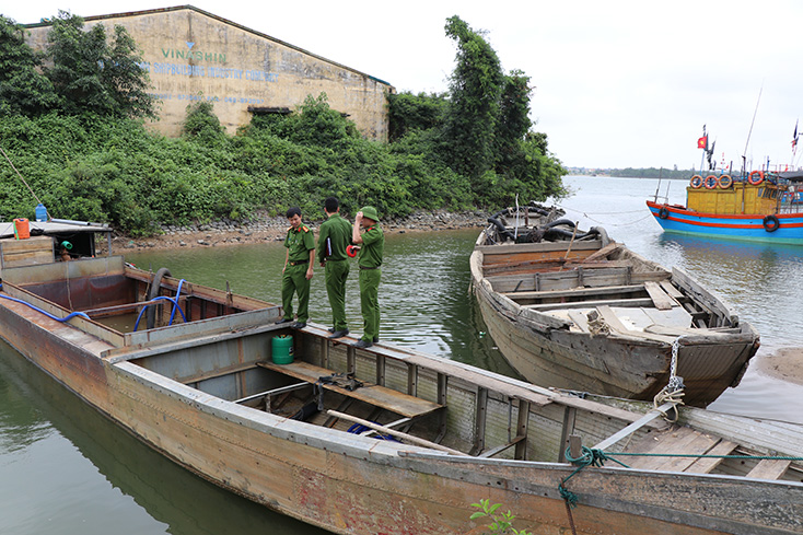 2 thuyền khai thác cát trái phép đang được Công an huyện Quảng Ninh tạm giữ để xử lý.
