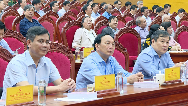 Các đồng chí lãnh đạo tỉnh tại hội nghị