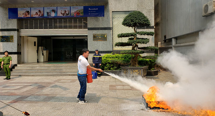 Cán bộ, nhân viên tham gia lớp huấn luyện được trang bị kiến thức, cách sử dụng một số phương tiện chữa cháy thông dụng.