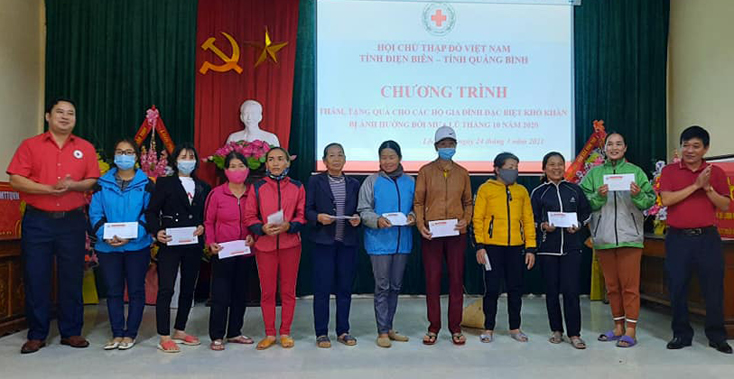 Trao quà cho người dân tại xã Lộc Thủy.