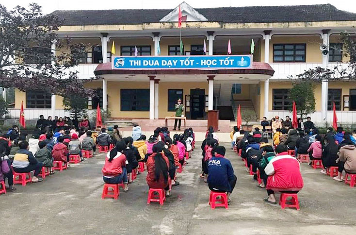 Công an huyện Tuyên Hóa tuyên truyền giáo, dục pháp luật tại Trường THCS Sơn Hóa.