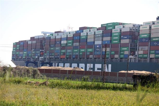  Siêu tàu container Ever Given bị mắc cạn tại kênh đào Suez, Ai Cập, ngày 27-3-2021. (Nguồn: THX/TTXVN)