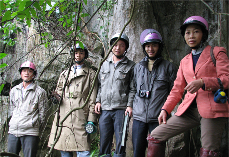 Đoàn khảo sát tại hang Bụt-xã Thuận Hóa.