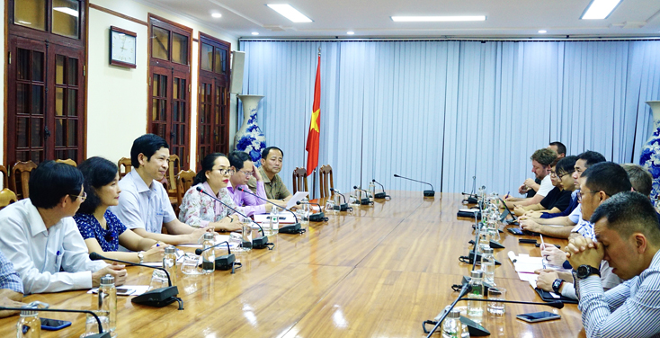 Đồng chí Hồ An Phong, Phó Chủ tịch UBND tỉnh giới thiệu với đoàn công tác một số nét về Quảng Bình.