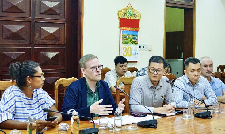 Đại diện đoàn công tác đại sứ quán một số nước tại Việt Nam phát biểu tại buổi tiếp.
