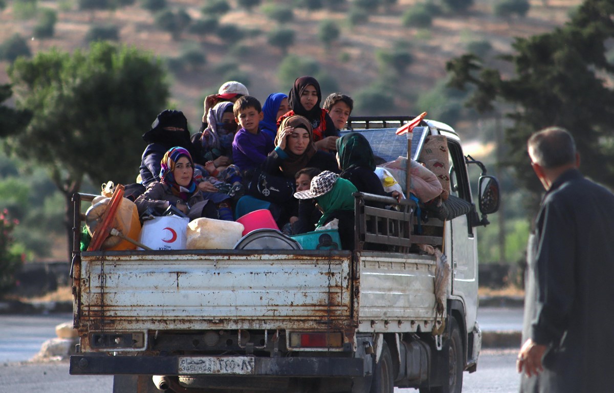 Người dân đi sơ tán để tránh xung đột bạo lực tại tỉnh Idlib, Syria. (Ảnh: AFP/TTXVN)