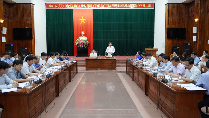 Đồng chí Chủ tịch UBND tỉnh Trần Thắng phát biểu chỉ đạo buổi làm việc. 
