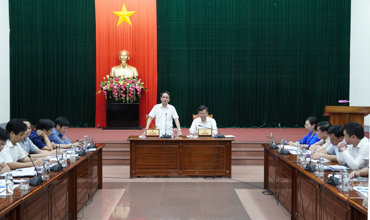 Đồng chí Phó Chủ tịch UBND tỉnh Phan Mạnh Hùng điều hành phần thảo luận.