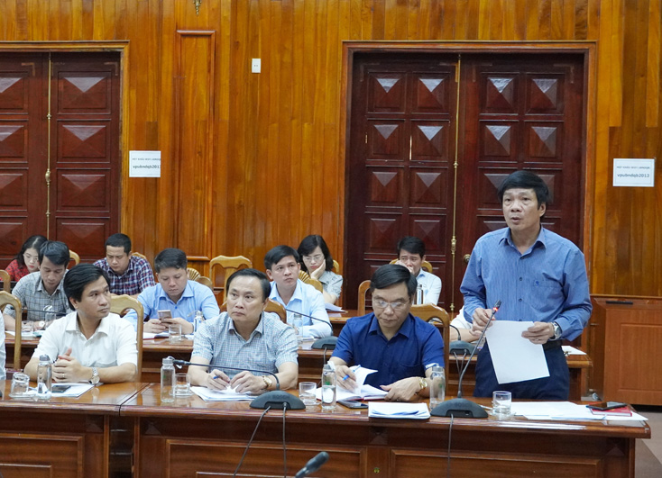 Đồng chí Phó Chủ tịch Thường trực HĐND tỉnh Nguyễn Công Huấn phát biểu một số nội dung về  lĩnh vực quản lý tài chính-ngân sách.