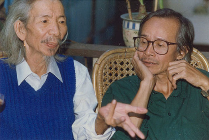 Nhạc sỹ Trịnh Công Sơn (bên phải) và nhạc sỹ Văn Cao, tác giả ca khúc “Tiến quân ca” (Quốc ca).