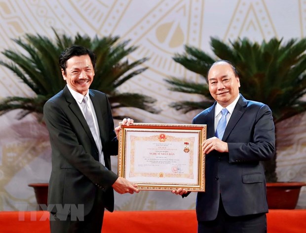 Thủ tướng Nguyễn Xuân Phúc trao danh hiệu Nghệ sỹ Nhân dân cho diễn viên Trung Anh. (Ảnh minh họa: Thống Nhất/TTXVN)
