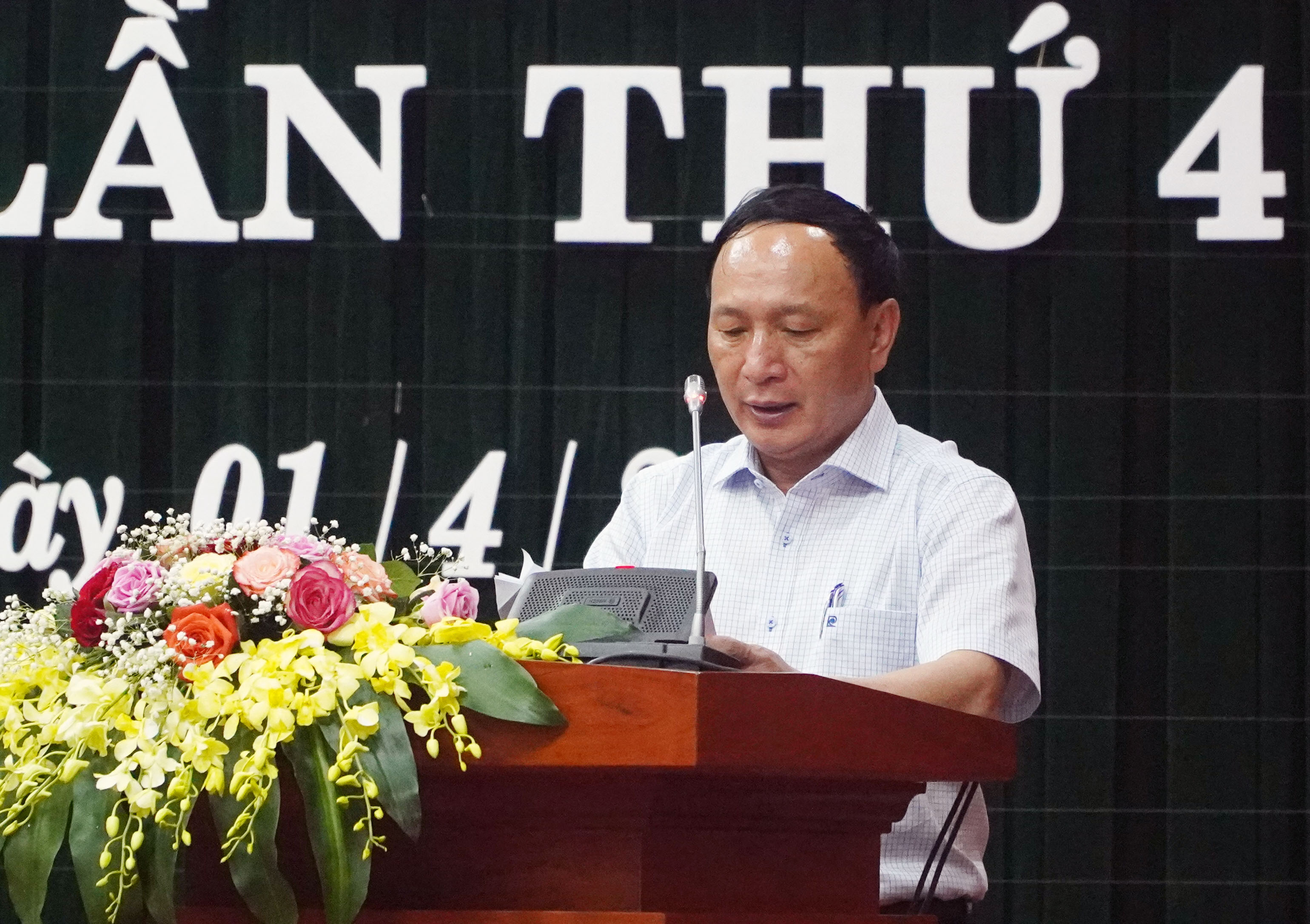 Đồng chí Phó Bí thư Thường trực Tỉnh ủy Trần Hải Châu trình bày báo cáo KT-XH và xây dựng Đảng quý I, nhiệm vụ trọng tâm quý II.