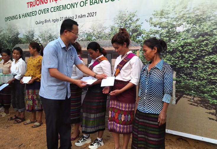 Taij buổi lễ, đồng chí Nguyễn Hữu Hồng, Phó Chủ tịch UBND huyện Bố Trạch đã trao quà cho 12 hộ dân sinh sống tại bản Đoòng