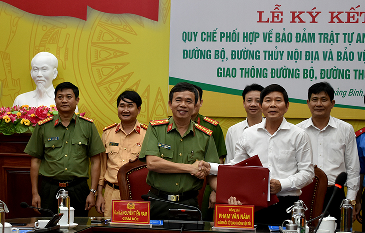 Đồng chí Đại tá Nguyễn Tiến Nam, Giám đốc Công an tỉnh và đồng chí Phạm Văn Năm, Giám đốc Sở GTVT ký kết quy chế phối hợp.