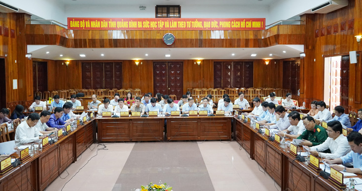 Các đại biểu tham dự phiên họp nghe đồng chí Chủ tịch UBND tỉnh kết luận phiên họp.
