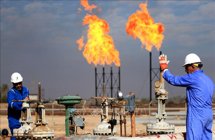 Công nhân làm việc tại một cơ sở khai thác dầu ở Basra, Iraq. Ảnh: AFP/TTXVN