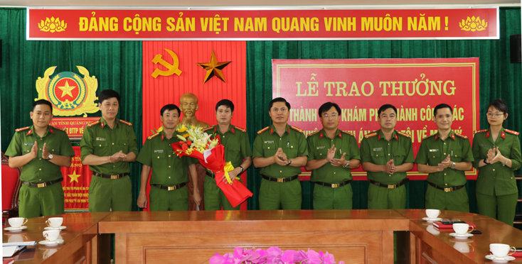 Đại tá Nguyễn Tiến Hoàng Anh, Phó giám đốc Công an tỉnh trao thưởng cho lực lượng phá án Phòng Cảnh sát ĐTTP về ma túy và Công an huyện Quảng Ninh.