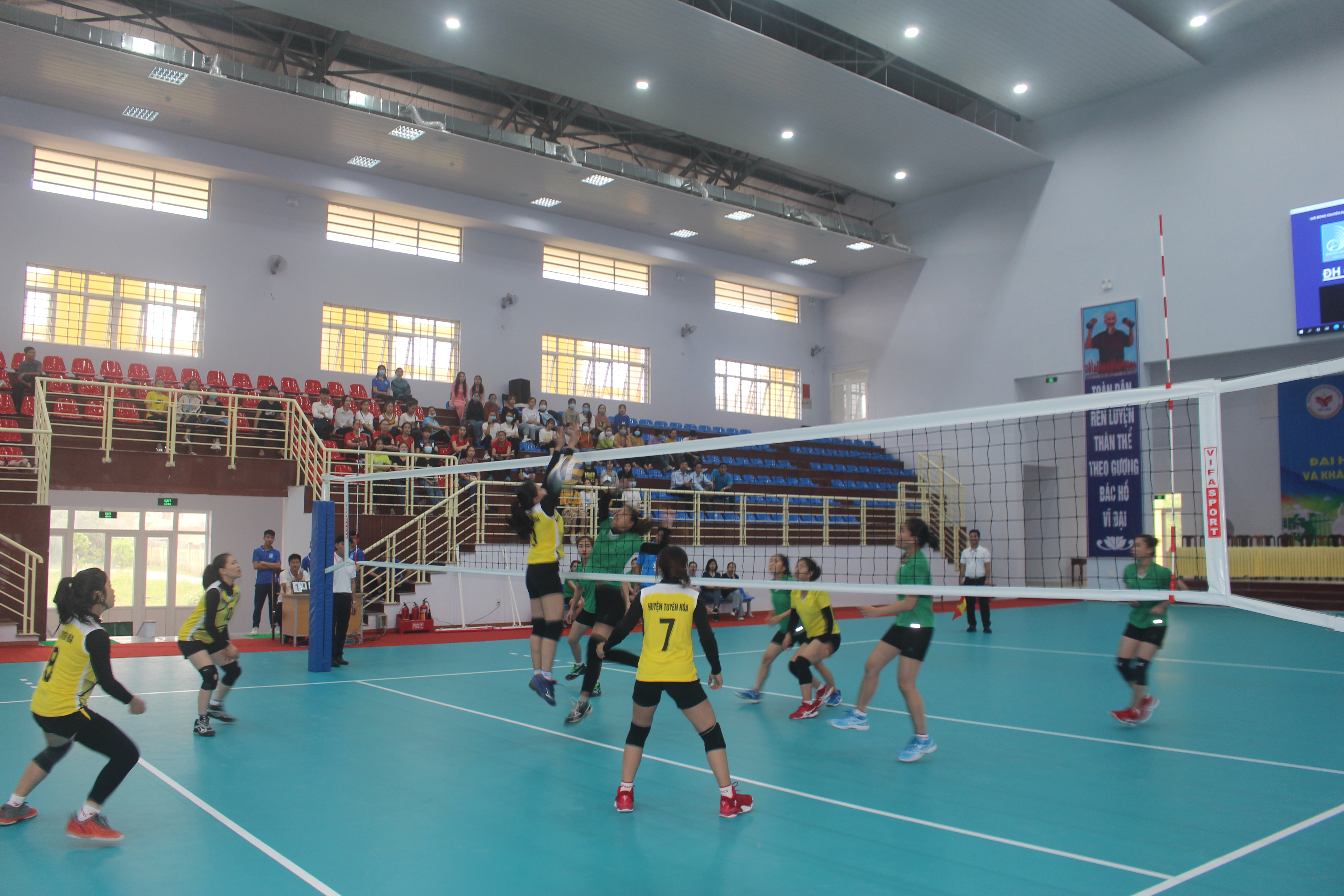 Trận khai mạc diễn ra giữa đội bóng chuyền nữ Trường Đại học Quảng Bình và đội bóng chuyền nữ huyện Tuyên Hóa.