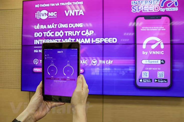 Người dùng có thể cài đặt ứng dụng i-Speed trên thiết bị di động hoặc thực hiện đo trực tiếp trên Website https://speedtest.vn hoặc https://i-speed.vn. Ảnh: Vietnam+