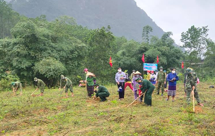 Trồng cây xanh hưởng ứng lời kêu gọi của Thủ tướng Chính phủ, trồng 1 tỷ cây xanh, giai đoạn 2021-2025 “Vì một Việt Nam xanh” trên địa bàn xã Trường Sơn.