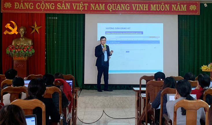 Cán bộ Phòng Công nghệ thông tin BHXH tỉnh Quảng Bình hướng dẫn người dân cài đặt ứng dụng VssID.
