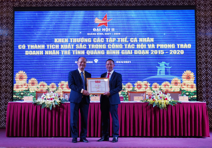 Đồng chí Nguyễn Hồng Phong, Phó Chủ tịch Trung ương Hội Doanh nhân trẻ Việt Nam tặng băng khen của Trung ương Hội Doanh nhân trẻ Việt Nam cho 
