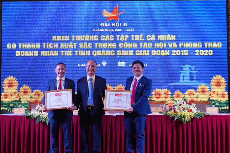 Đồng chí Nguyễn Hồng Phong, Phó Chủ tịch Trung ương Hội Doanh nhân trẻ Việt Nam tặng băng khen của Trung ương Hội Doanh nhân trẻ Việt Nam cho các tập thể, cá nhân có thành tích xuất sắc.