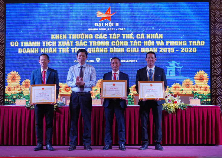 Đồng chí Hồ An Phong, Tỉnh ủy viên, Phó Chủ tịch UBND tỉnh tặng bằng khen của UBND tỉnh cho các tập thể, cá nhân có thành tích xuất sắc.