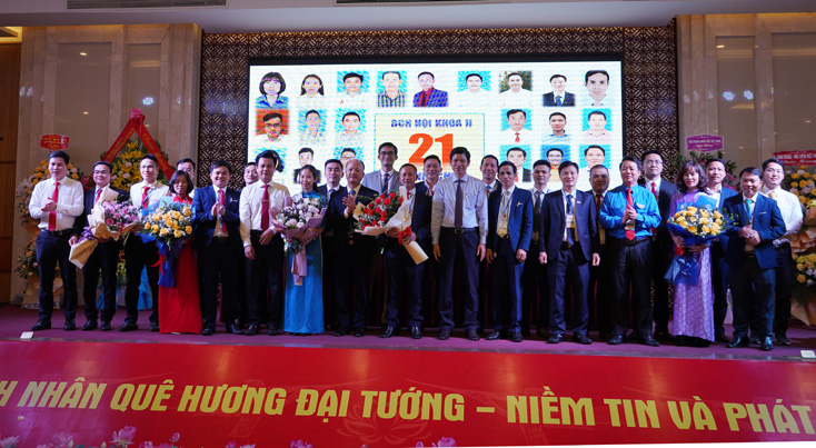 Các đồng chí lãnh đạo Trung ương Hội Doanh nhân trẻ Việt Nam và UBND tỉnh tặng hoa chúc mừng Ban Chấp hành khóa II Hội Doanh nhân trẻ tỉnh Quảng Bình nhiệm kỳ 2021-2026 .
