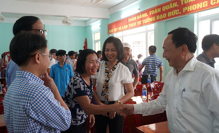 Đồng chí Trần Hải Châu, Phó Bí thư Thường trực Tỉnh ủy, Chủ tịch HĐND tỉnh trao đổi với cử tri và người ứng cử tại hội nghị.