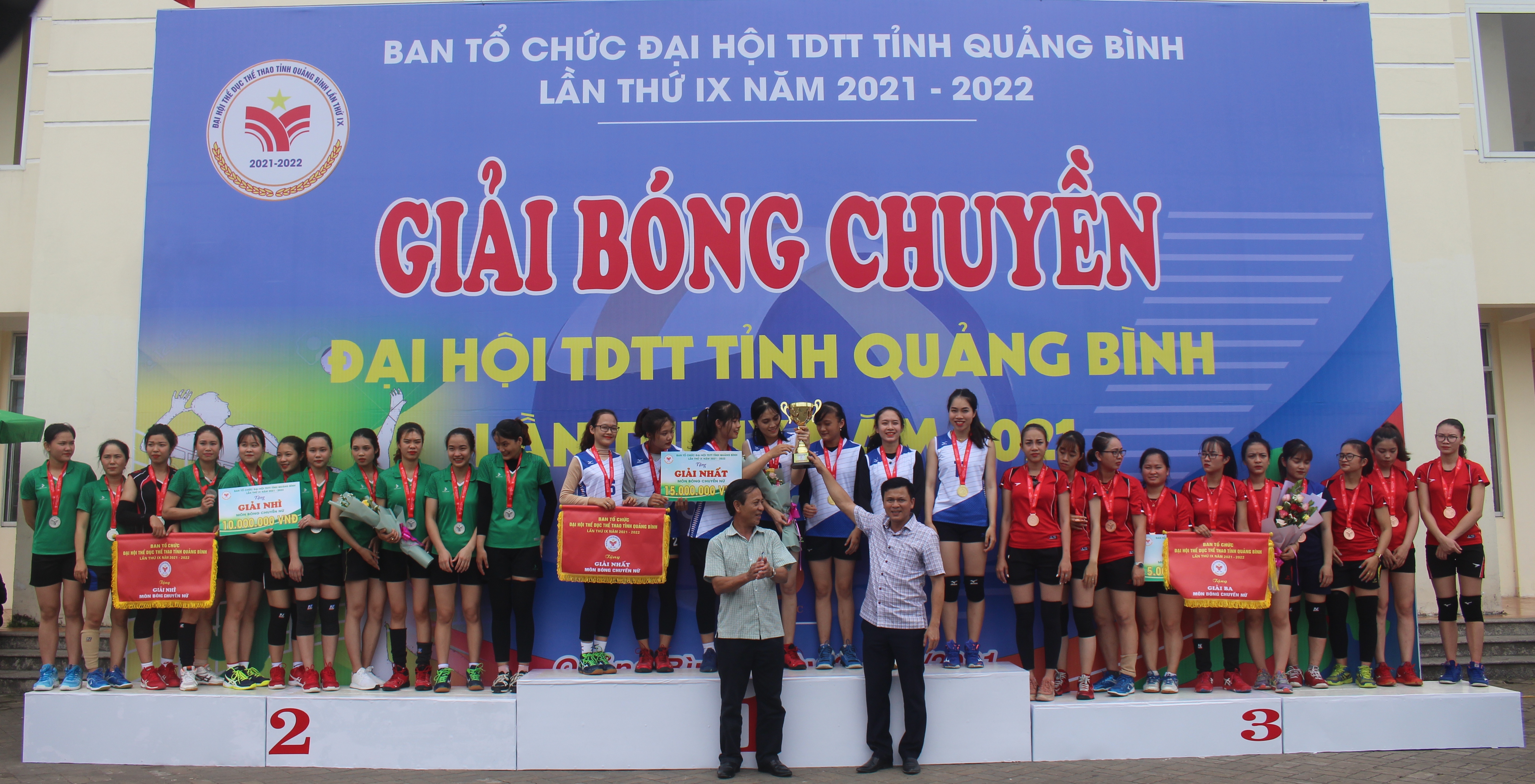 Ban tổ chức trao giải nhất, nhì, ba ở nội dung bóng chuyền nữ.