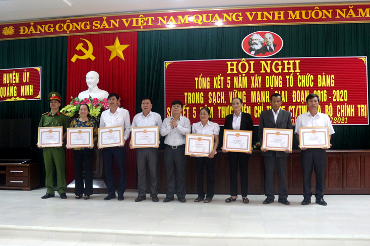 Lãnh đạo huyện Quảng Ninh trao giấy khen cho các cá nhân hoàn thành xuất sắc nhiệm vụ 5 năm liền (2016-2020).