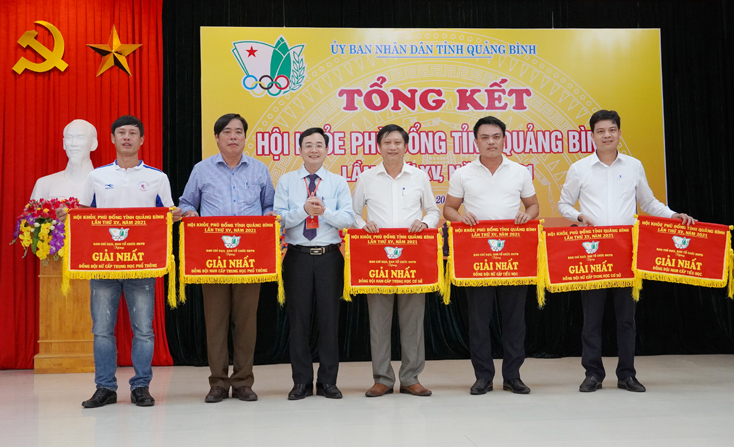 Lãnh đạo Sở GD-ĐT Quảng Bình trao giải nhất đồng đội nam, đồng đội nữ cho các đoàn.