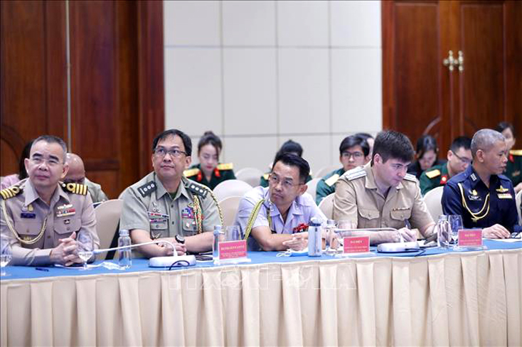 Tùy viên Quốc phòng các nước ASEAN và ASEAN mở rộng tham dự hội nghị tại điểm cầu Hà Nội. Ảnh: Dương Giang/TTXVN