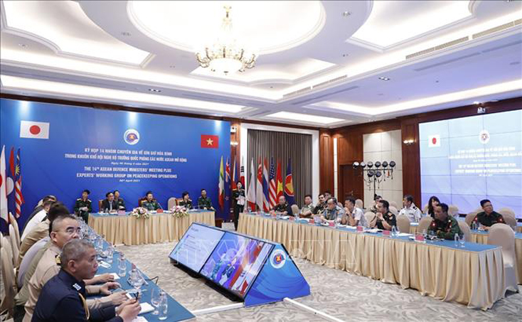  Tùy viên Quốc phòng các nước ASEAN và ASEAN mở rộng tham dự hội nghị tại điểm cầu Hà Nội. Ảnh: Dương Giang/TTXVN