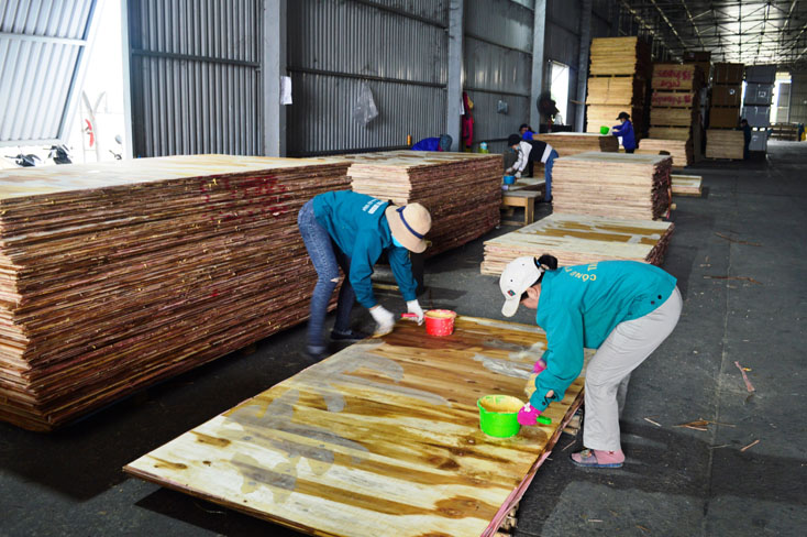 Sản xuất ván ép gỗ là một trong những sản phẩm công nghiệp có sản lượng tăng so với cùng kỳ.
