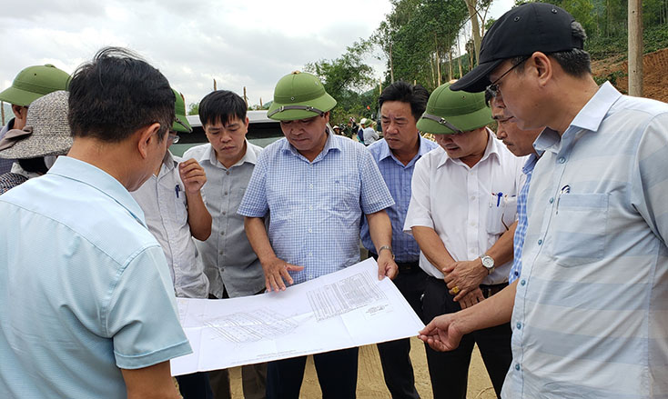 Đồng chí Phó Chủ tịch Thường trực UBND tỉnh Đoàn Ngọc Lâm kiểm tra tiến độ thi công công trình khu tái định cư tại xã Thuận Hóa (Tuyên Hóa).