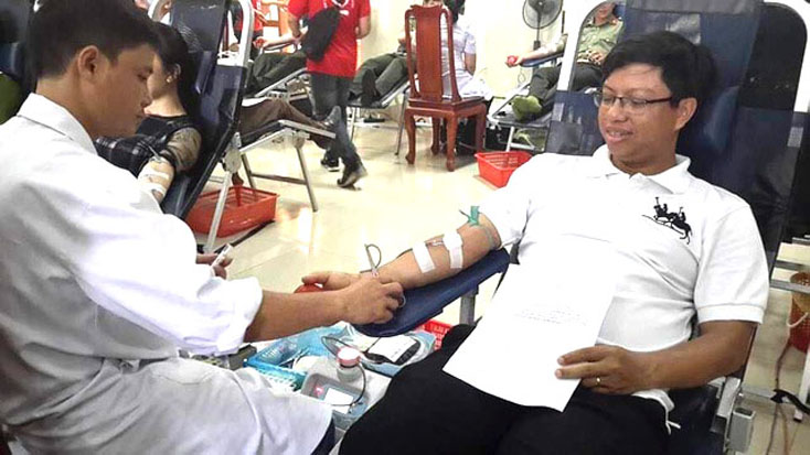 Thầy giáo Nguyễn Hữu Nghĩa là 1 trong số 100 công dân được tôn vinh hiến máu tiêu biểu toàn quốc tại Hà Nội năm 2020.