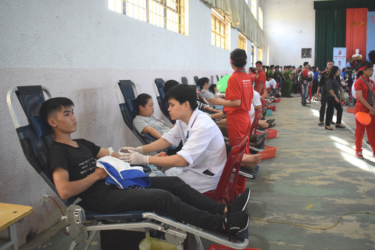 Các tình nguyện viên tham gia hiến máu tại các chương trình vận động HMTN.