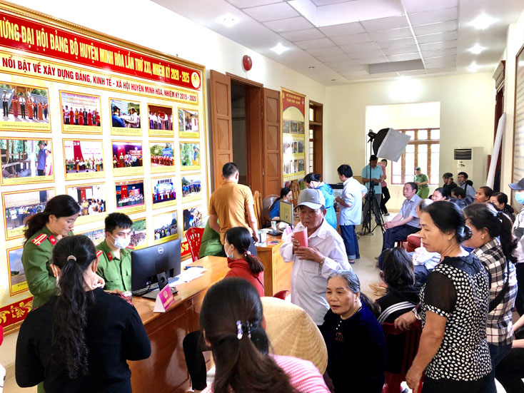 Công an huyện Minh Hóa tổ chức lưu động làm thẻ CCCD gắn chip cho nhân dân.
