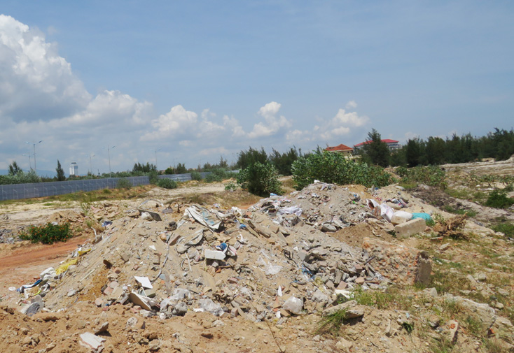 Việc đổ chất thải xây dựng ra môi trường vẫn thường xuyên diễn ra do nhiều địa phương chưa có điểm tiếp nhận, xử lý.