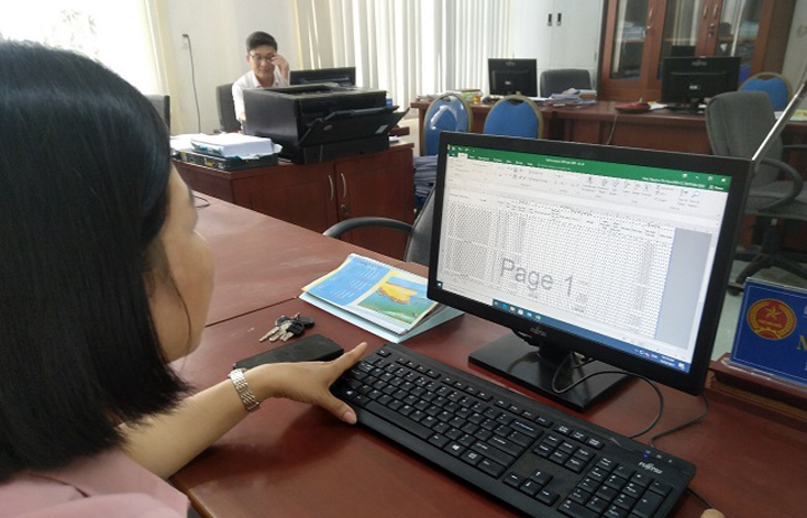 Kiểm tra tại bàn hồ sơ khai thuế các doanh nghiệp khai thác khoáng sản tại Chi cục Thuế khu vực Tuyên Hóa-Minh Hóa.